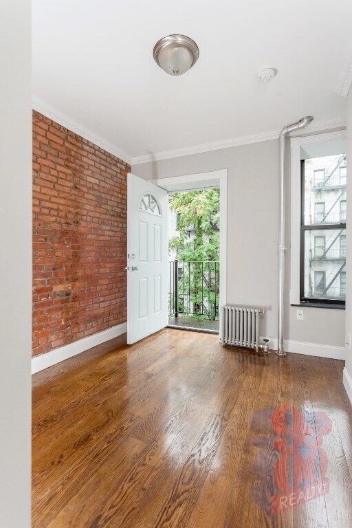 Building Photo - 422 E 9th St