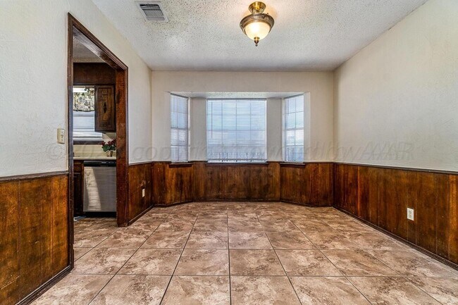 Building Photo - 5712 SW 48th Ave