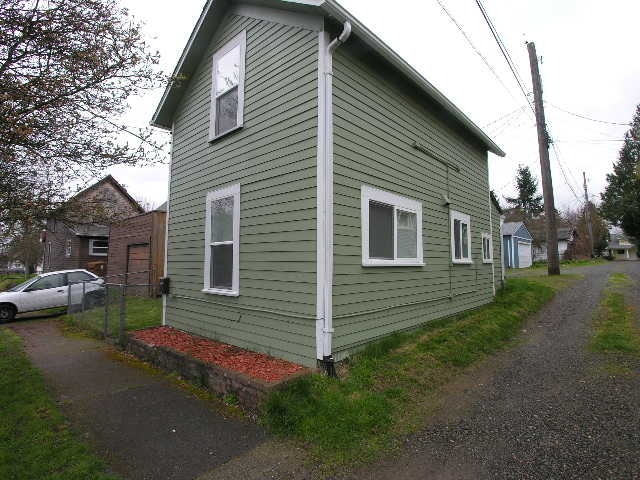 Building Photo - 2 bed 1 bath House Available Now!