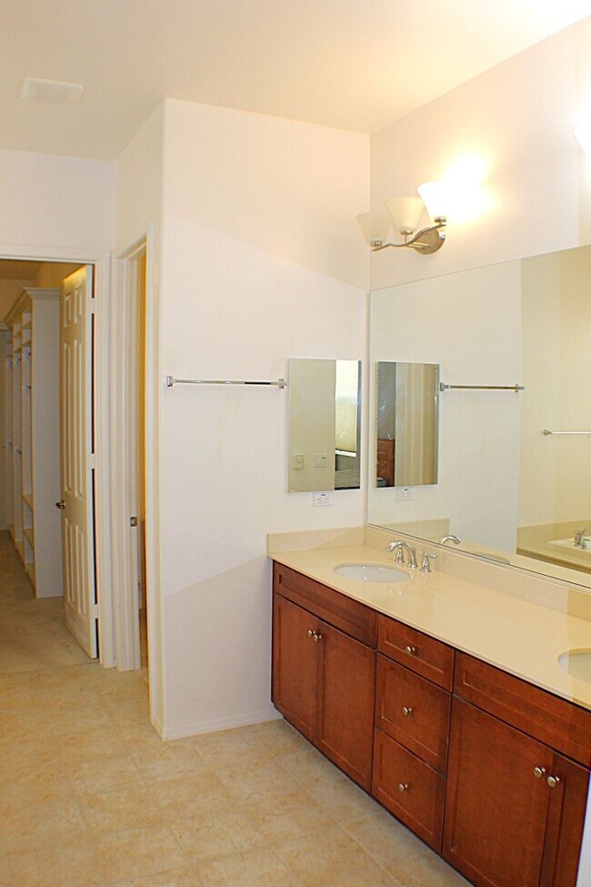 Building Photo - Welcome to Resort-Style Living at Four Sea...
