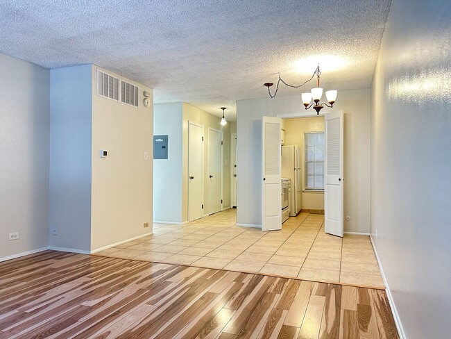 Building Photo - End-Unit Condo in Southglenn
