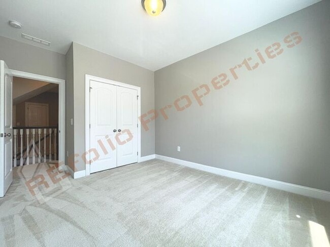 Building Photo - Beautiful 3 Bedroom Townhome with 3rd Floo...