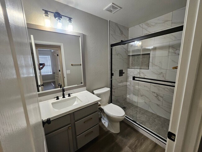 Building Photo - Beautiful, Spacious 4 Bedroom 2 Bathroom home