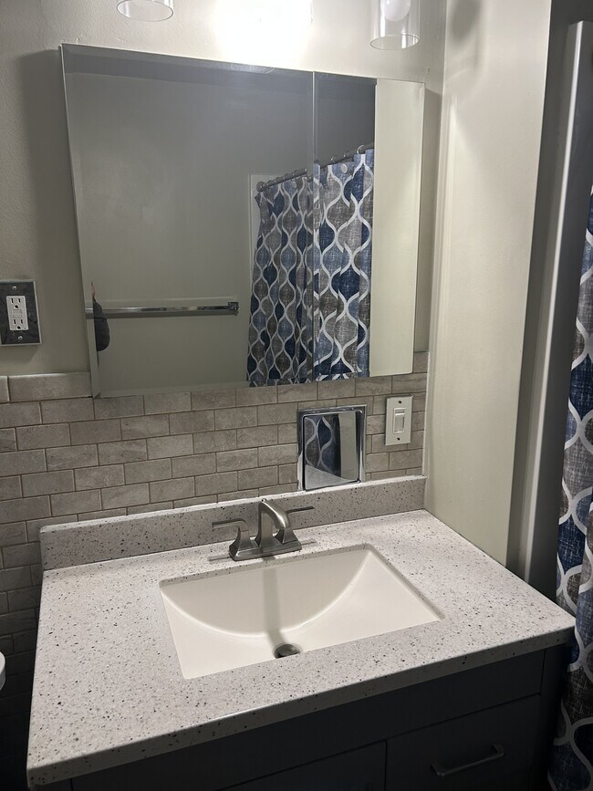 Building Photo - 908 Symonds Pl