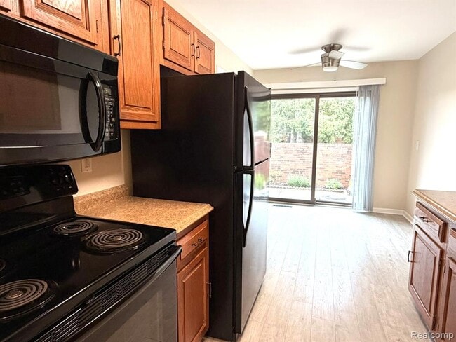 Building Photo - 41090 Southwind Dr