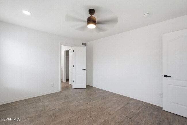 Building Photo - 3540 E Glen Dr