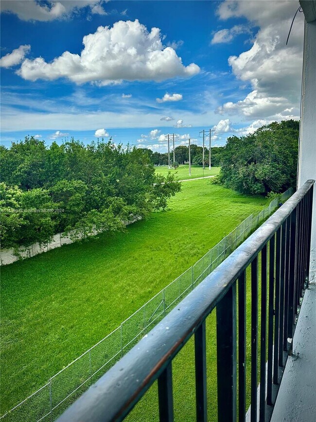 Building Photo - 8870 Fontainebleau Blvd