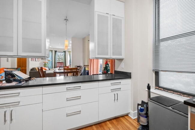 Building Photo - 624 N May St