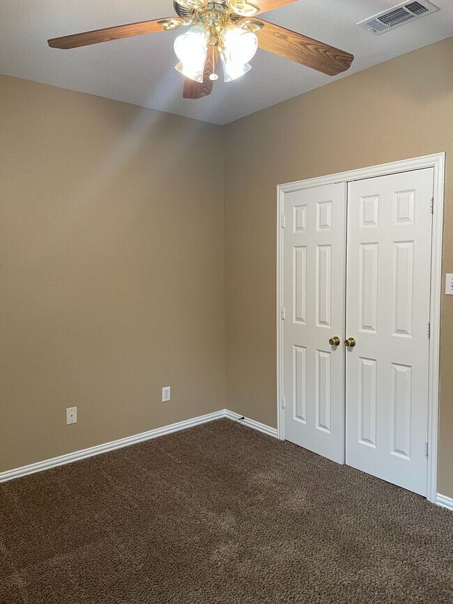 Building Photo - 991 Sierra Vista Ct