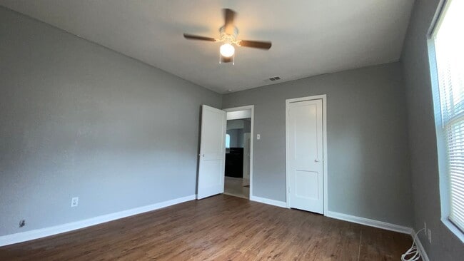 Building Photo - Freshly Painted and Ready for Immediate Move In