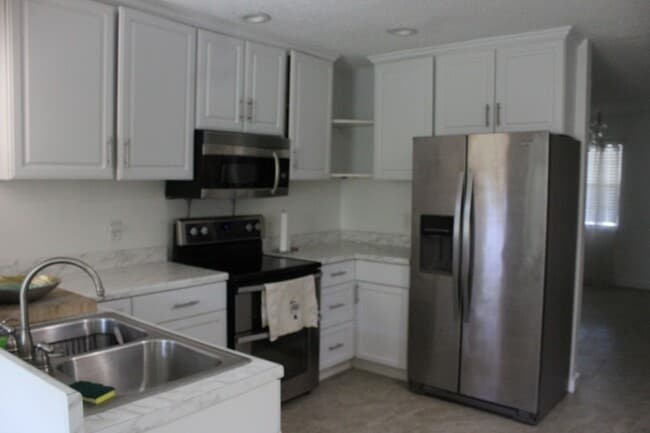 Building Photo - 3 Bedroom/2 Bath Home