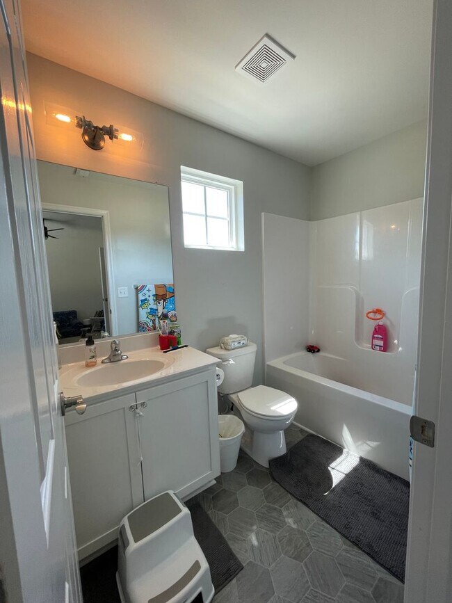 Building Photo - Huntington Pointe