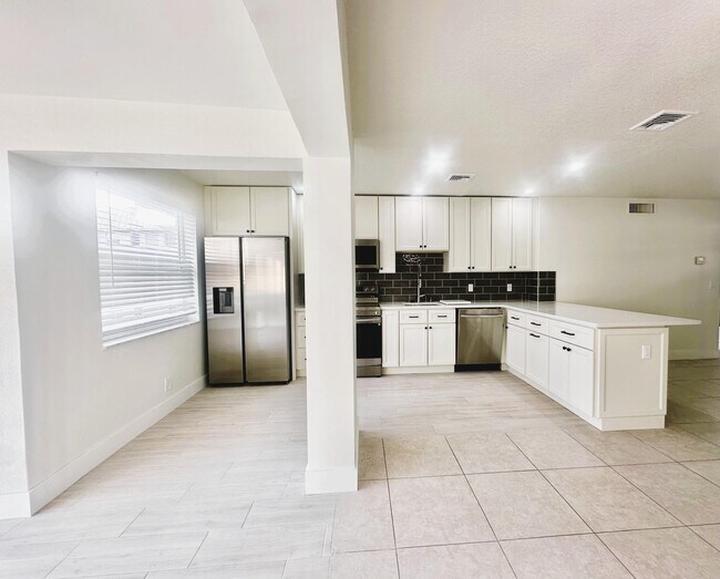 Building Photo - 19 Colonial Club Dr