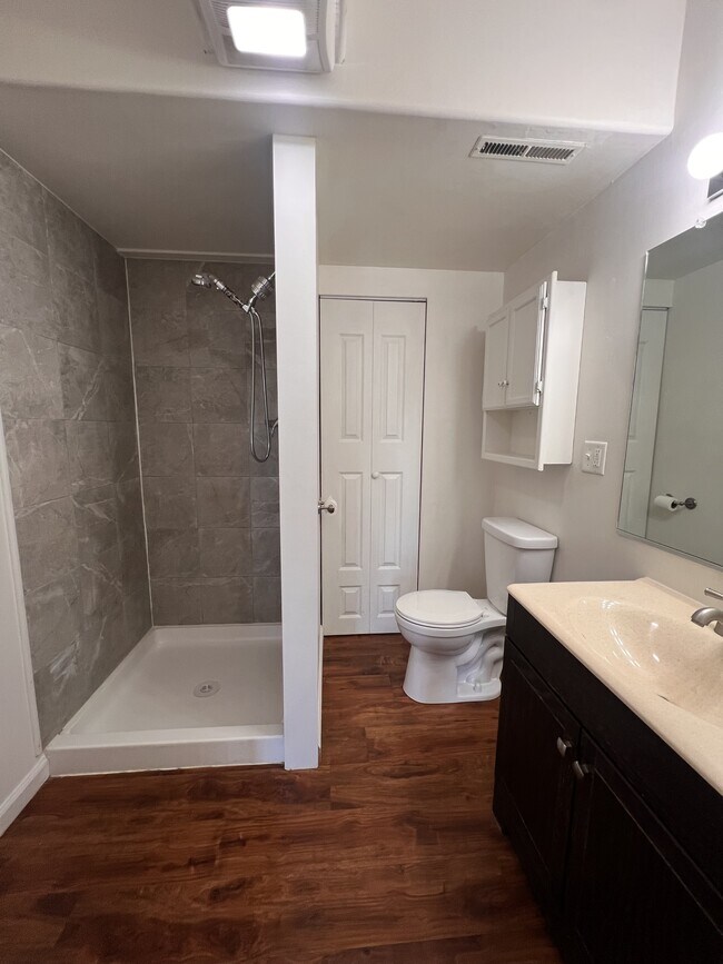 Building Photo - 10647 Newtown Rd