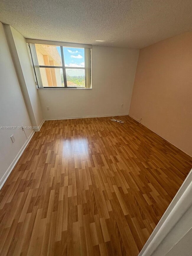 Building Photo - 900 NE 195th St