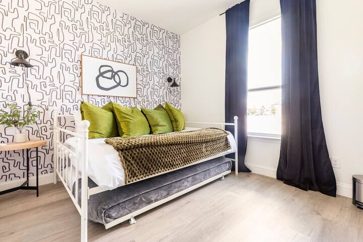 Building Photo - 528 Bronze Forest Dr