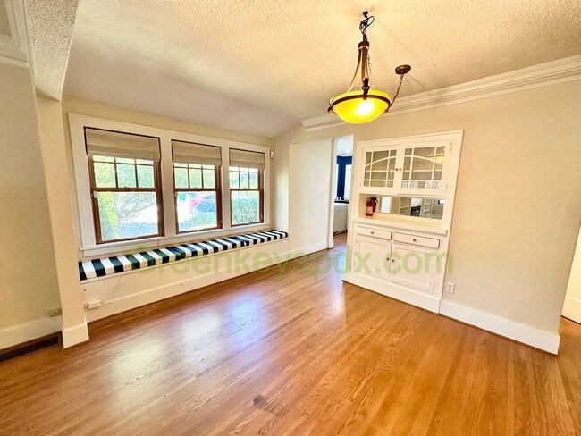 Building Photo - Huge 3 Bedroom 2 Bathroom House in Heart o...