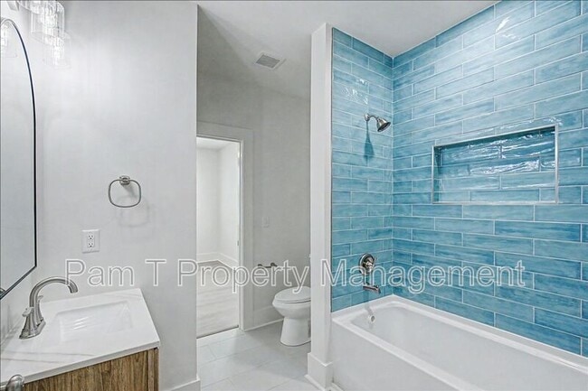 Building Photo - 615 W 39th St