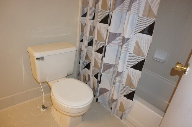 Building Photo - 2 Bedroom 2.5 Bath Townhome