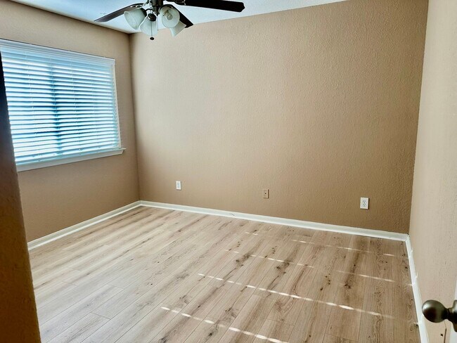 Building Photo - 1122 Glenwood Canyon Ln