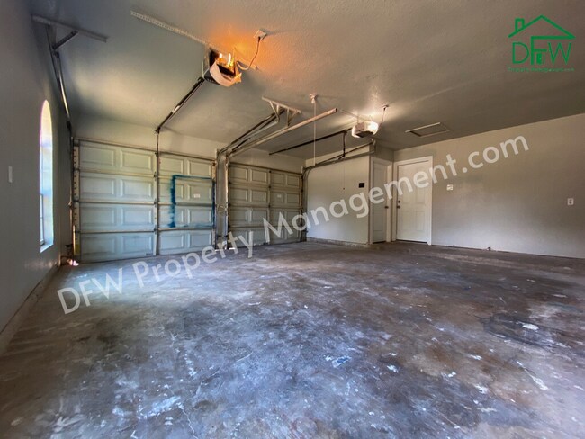 Building Photo - Charming 4 Bedroom 2 Bathroom Home on a Corner Lot in Fort Worth!