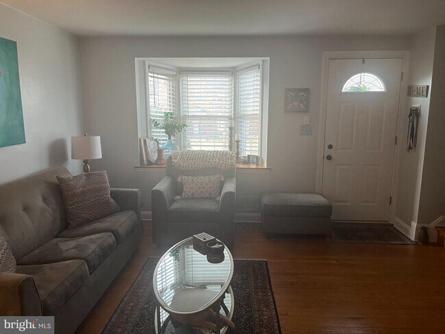 Building Photo - 1658 Thetford Rd