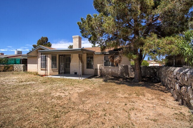 Building Photo - Spacious family home in a great neighborhood