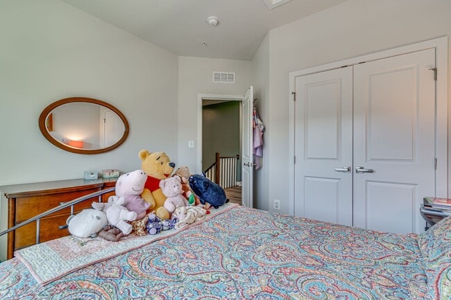 Building Photo - Modern 3 BR Townhome in Village of Towne Square Includes Trash, Cable/internet and Landscaping!