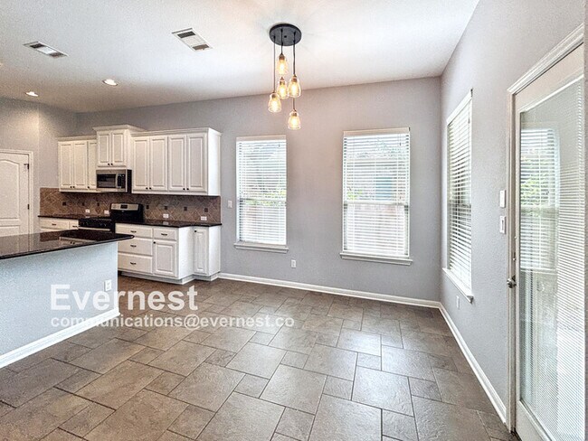 Building Photo - 4-Bedroom Home with Modern Amenities and C...