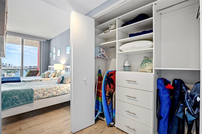 Building Photo - 2600 E Hallandale Beach Blvd