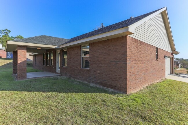 Building Photo - 3-Bed Craftsman-Style Home - Corner Lot