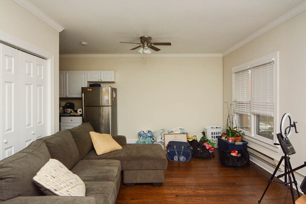 Building Photo - 706 W Roscoe St