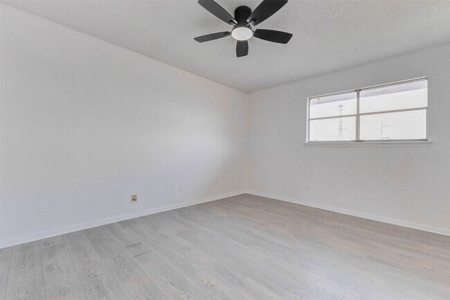 Building Photo - 2135 Casa Rio Cir