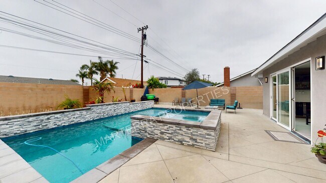 Building Photo - Amazing home with Pool!