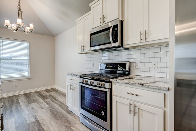 Building Photo - 3 Bedroom 2 Bath House for Lease!!