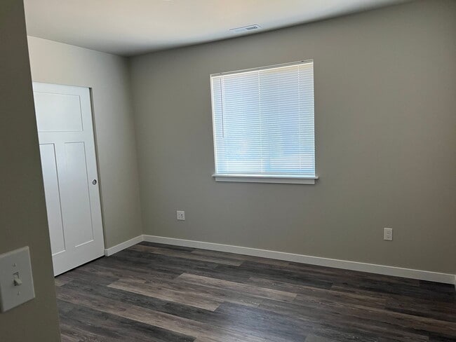 Building Photo - Country quiet, brand new house