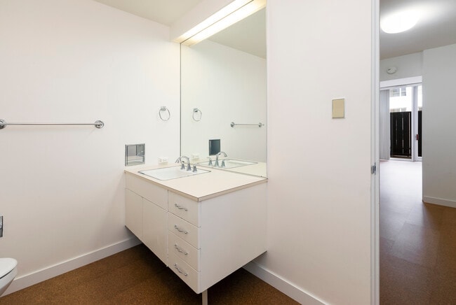 Building Photo - 1333 Jones St