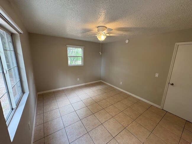 Building Photo - 3 Bed / 2 Bath Single-Family Home Near Downtown Eustis