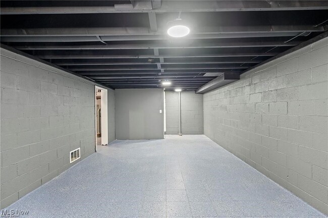 Building Photo - 3024 Warrensville Center Rd
