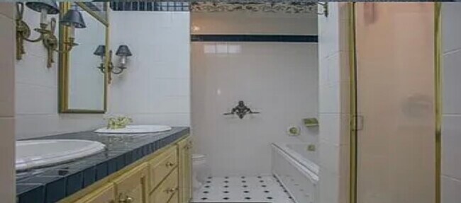 Building Photo - 401 James St