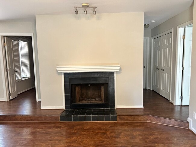 Building Photo - Adorable 2 Bedroom Condo!