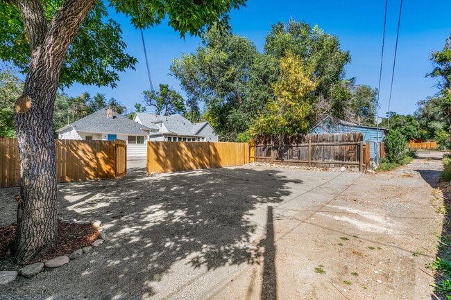 Building Photo - 227 N Walnut St