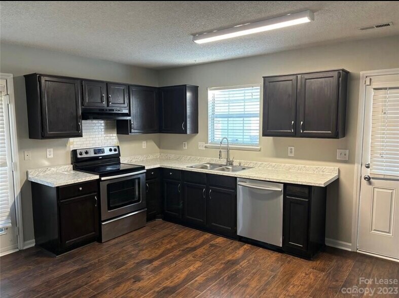 Building Photo - 100 Coventry Dr