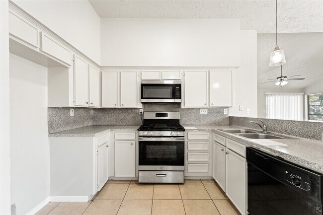 Building Photo - 10746 Staghill Dr