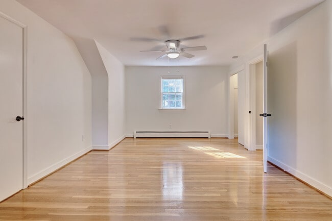 Large 2nd floor bedroom - 114 Richards Rd