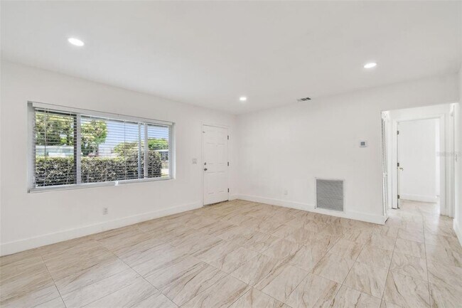 Building Photo - 910 43rd St W