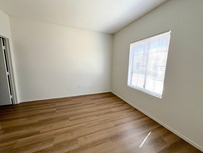 Building Photo - 2bed/2bath first floor unit in gated community