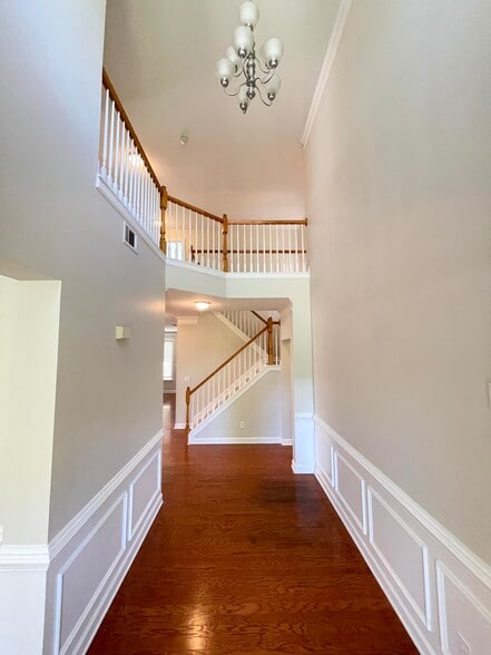 Building Photo - 2650 Royston Dr