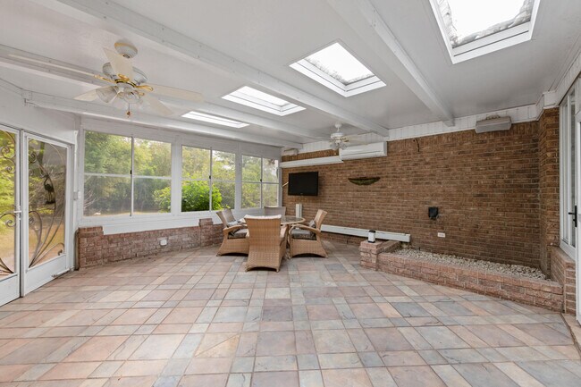 Building Photo - 6740 Scotts Pl