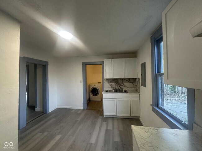 Building Photo - 1437 Kappes St
